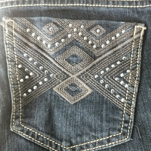 Woman's Apt 9 Straight Leg Capri's - Picture 2 of 10